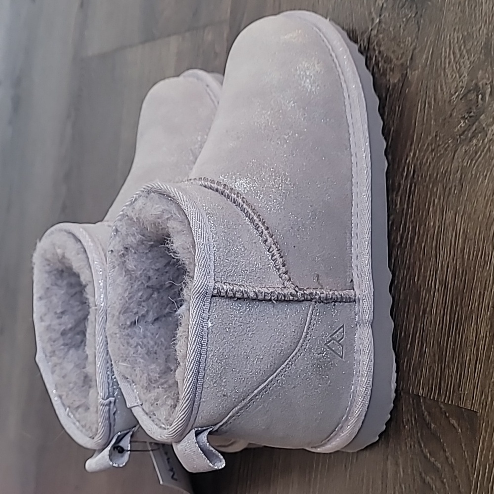 New never worn, size 1k in kids ,grey Sparkle. Fur Lined